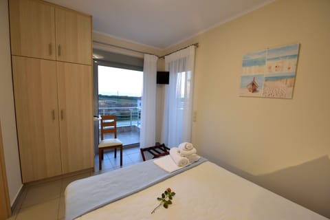 Duplex, Kitchen, Pool View | 1 bedroom, in-room safe, desk, soundproofing