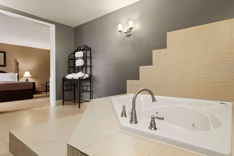 Suite, 1 King Bed, Non Smoking | Desk, iron/ironing board, rollaway beds (surcharge), WiFi (free)
