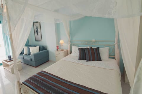 Premium bedding, in-room safe, desk, blackout drapes