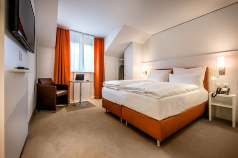 Premium bedding, in-room safe, soundproofing, free WiFi