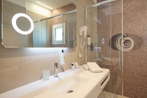 Shower, rainfall showerhead, free toiletries, hair dryer