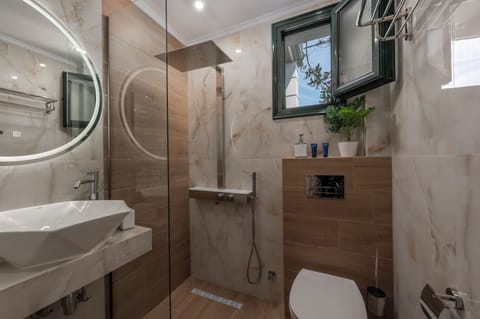 Studio, Garden View | Bathroom | Shower, free toiletries, hair dryer, slippers