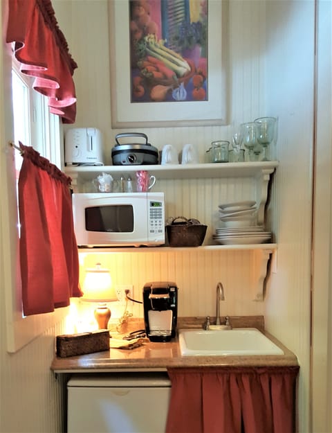 Gardener's Cottage with Balcony | Private kitchenette | Fridge, microwave, coffee/tea maker, toaster