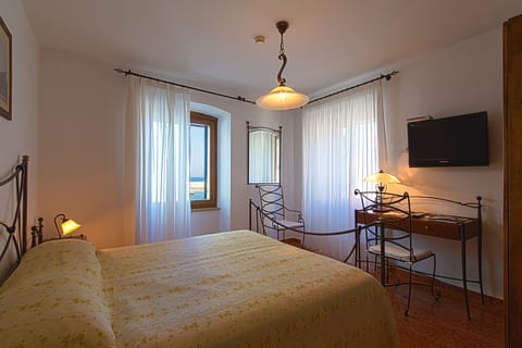 Double Room, Sea Facing | Minibar, in-room safe, individually decorated, individually furnished