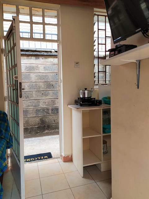 Economy Single Room | Private kitchen | Shared fridge, microwave, stovetop, cookware/dishes/utensils