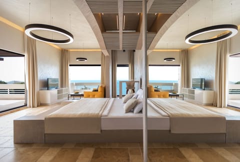 Honeymoon Suite | Minibar, in-room safe, desk, free WiFi