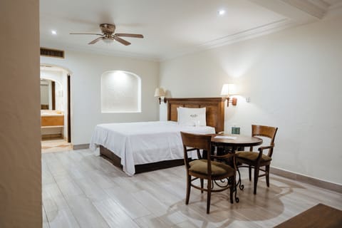 Junior Suite, 1 cama king | Iron/ironing board, free WiFi, bed sheets