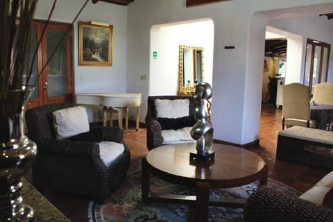 2 restaurants, breakfast served