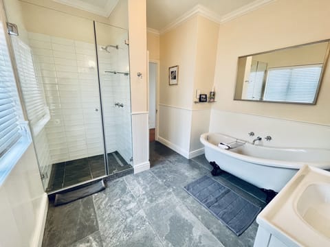 1 - Felicity Room, Premium Sea View | Bathroom | Free toiletries, hair dryer, towels