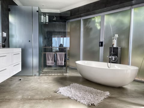 Deluxe Queen Room with Sea View | Bathroom | Free toiletries, towels, soap, shampoo