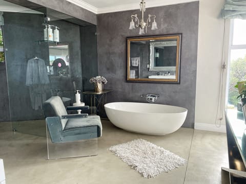 Deluxe King Suite | Bathroom | Free toiletries, towels, soap, shampoo