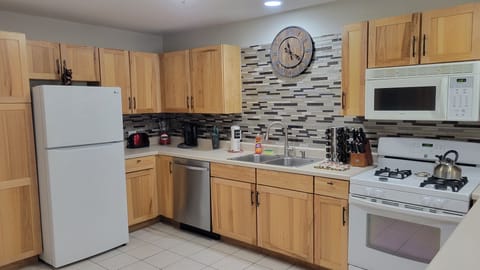 Luxury Villa, 2 Bedrooms, Kitchen, Park View | Private kitchen | Fridge, microwave, oven, stovetop