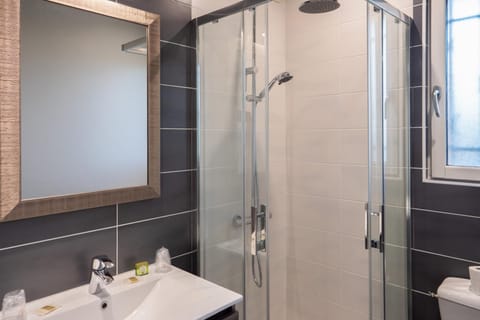 Deep soaking tub, free toiletries, hair dryer, towels