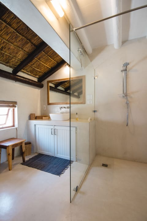 Romantic Studio Suite | Bathroom | Shower, free toiletries, hair dryer, towels