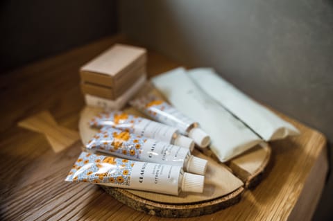 Signature Room, 1 Bedroom | Bathroom | Shower, free toiletries, hair dryer, bidet