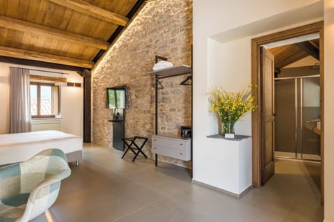 Signature Room, 1 Bedroom | Minibar, in-room safe, soundproofing, cribs/infant beds