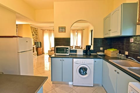 Villa | Private kitchen | Full-size fridge, microwave, oven, stovetop