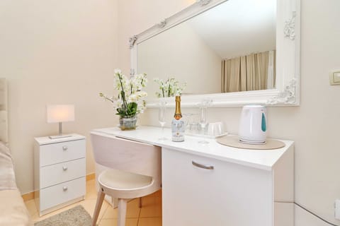 Suite (Pansion Villa Antonio - Two Bedroom S) | Bathroom | Shower, free toiletries, hair dryer, towels