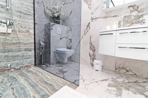 Triple Room (Pansion Villa Antonio - Standard Trip) | Bathroom | Shower, free toiletries, hair dryer, towels