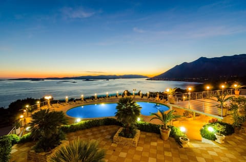 Outdoor pool, pool umbrellas, sun loungers