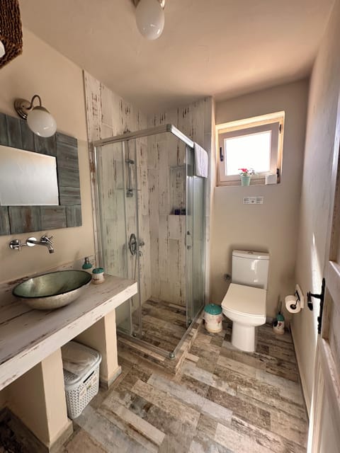 Superior Triple Room | Bathroom | Shower, free toiletries, hair dryer, slippers