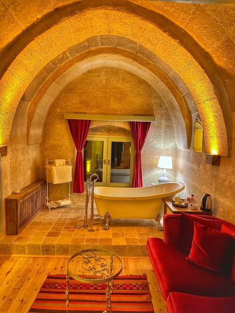 Caftan Cave Suite | Living area