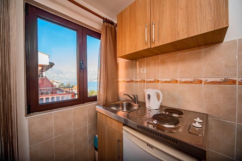 Family Studio | Private kitchenette | Fridge, stovetop, electric kettle, cookware/dishes/utensils