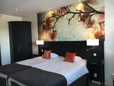 Double Room | Desk, iron/ironing board, free WiFi, bed sheets