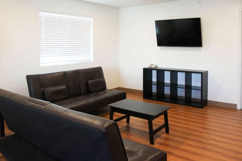 Deluxe Studio, 2 Queen Beds, Non Smoking, Kitchen | Free WiFi, bed sheets