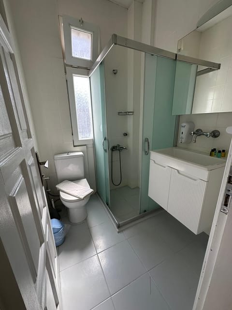 Standard Triple Room, Annex Building | Bathroom | Shower, free toiletries, hair dryer, slippers