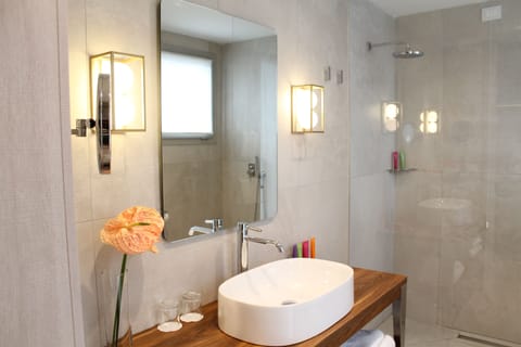 Junior Suite, 1 Bedroom (Park) | Bathroom | Shower, free toiletries, hair dryer, bidet