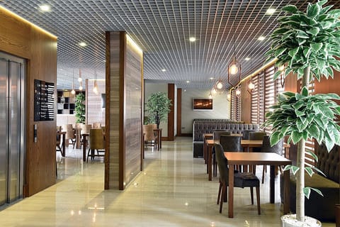 2 restaurants; breakfast, lunch, dinner, and brunch served