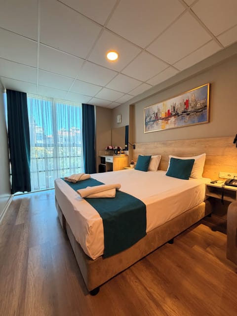 Standard Triple Room | In-room safe, desk, soundproofing, WiFi (free)