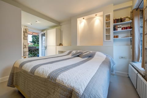 Deluxe Room, Fireplace | View from room