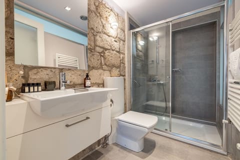Superior Room, Balcony, Garden View | Bathroom | Shower, free toiletries, hair dryer, slippers