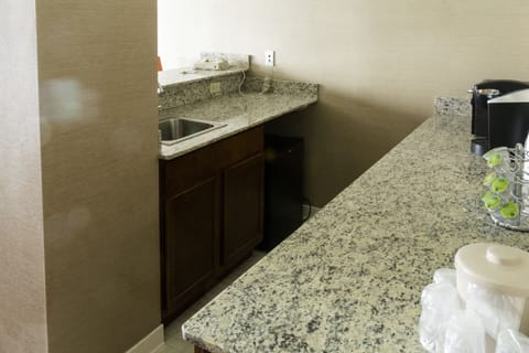 Suite, 1 King Bed (Additional Living Area) | Private kitchenette | Coffee/tea maker