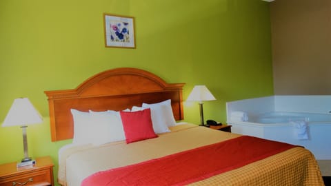 Room, 1 King Bed, Hot Tub, Non Smoking | Soundproofing, iron/ironing board, free WiFi
