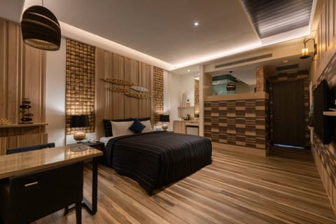 Classic Double Room | Desk, blackout drapes, soundproofing, rollaway beds