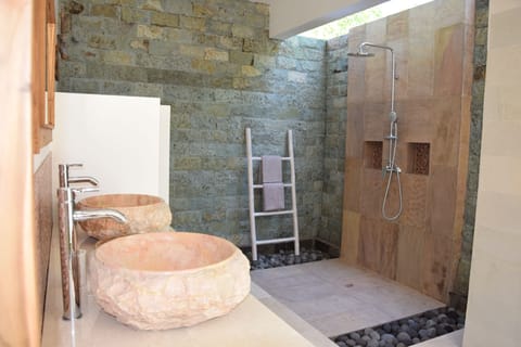 Superior Double Room, 1 Queen Bed, Pool Access, Pool View | Bathroom shower