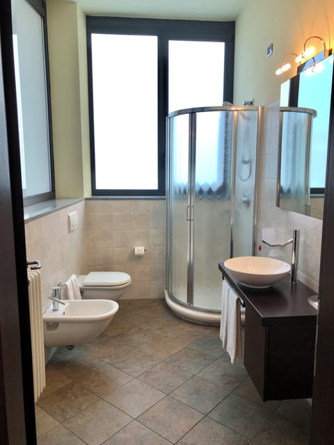 Standard Double or Twin Room | Bathroom | Shower, hair dryer, bidet, towels