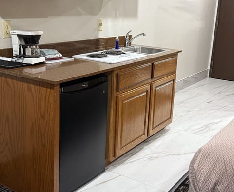 Studio, 1 Queen Bed | Private kitchen | Fridge, microwave, stovetop, coffee/tea maker