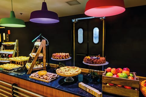 Daily buffet breakfast (BRL 58 per person)