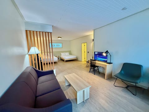 2 Queen Suite | Desk, free WiFi, bed sheets