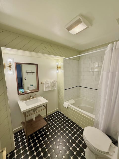 2 Queen Suite | Bathroom | Hair dryer, towels, soap, shampoo