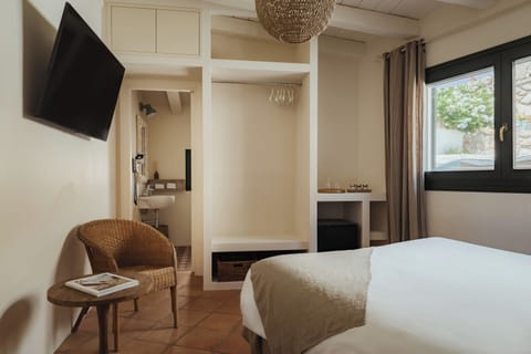 Classic Double Room, 1 Queen Bed, Courtyard Area | Minibar, free WiFi, bed sheets