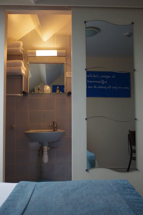 Standard Single Room | Bathroom | Free toiletries, hair dryer, towels