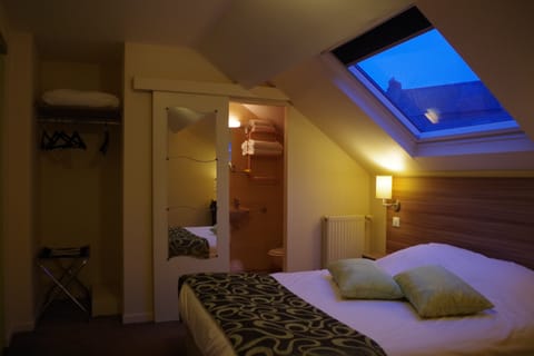 Desk, blackout drapes, soundproofing, free WiFi