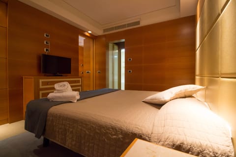 Junior Suite (2 pax) | Hypo-allergenic bedding, minibar, in-room safe, individually decorated