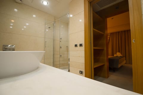 Junior Suite (2 pax) | Bathroom | Combined shower/tub, free toiletries, hair dryer, slippers