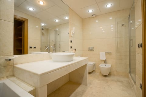 Junior Suite (2 pax) | Bathroom | Combined shower/tub, free toiletries, hair dryer, slippers